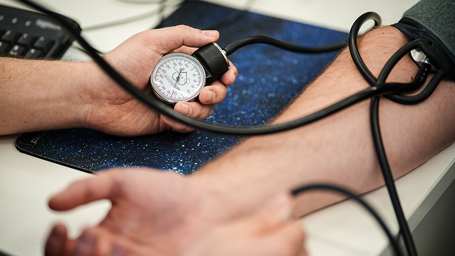 Bătrân liniștit care citește o carte pe terasa casei sale